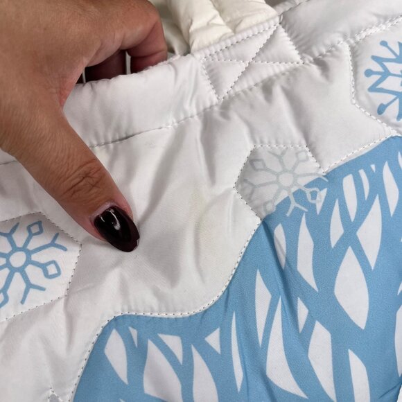 Disney Winter Tote Bag Featuring Minnie Mouse & Chip n Dale Quilted  white blue - Picture 9 of 10